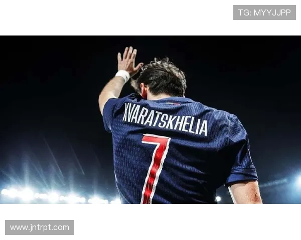 克瓦拉茨赫利亚：C 罗是英雄，但梅西的足球来自另一个维度