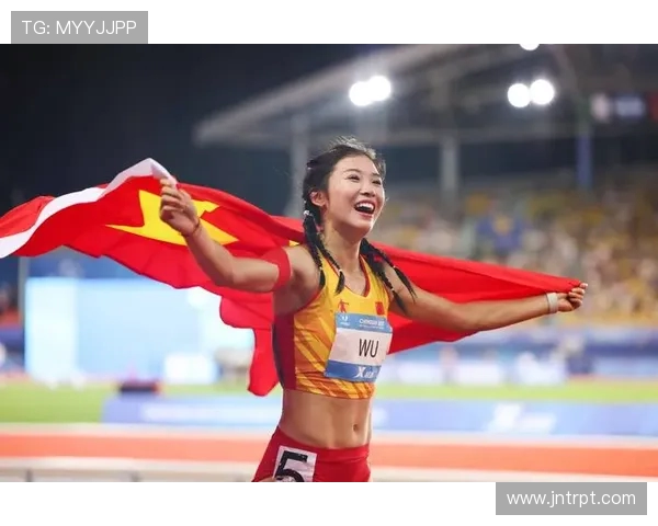 吴艳妮：赛场狂飙破纪录，场外甜飒展豹系魅力(1)